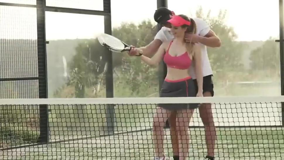 Stella Cox follando con profesor de tenis