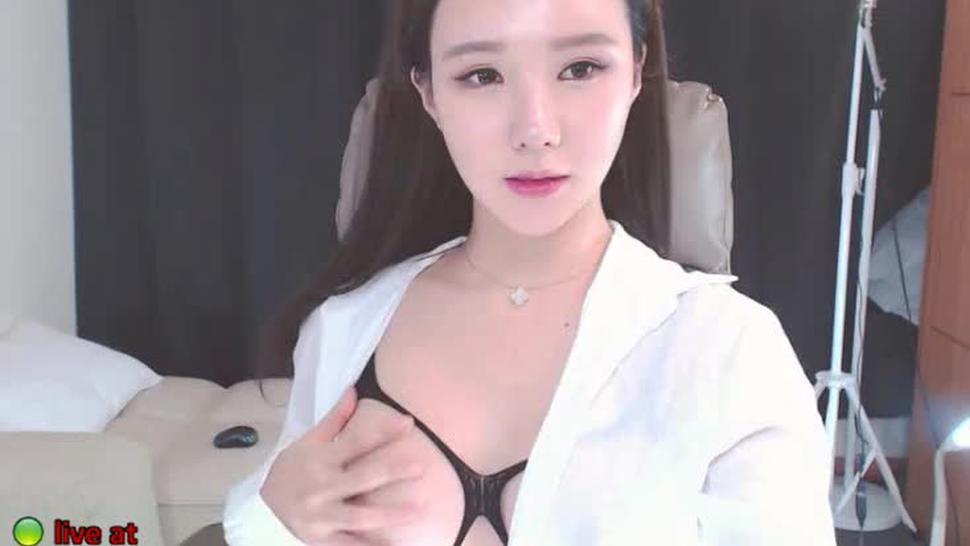 Sexy Korean camgirl shows her body
