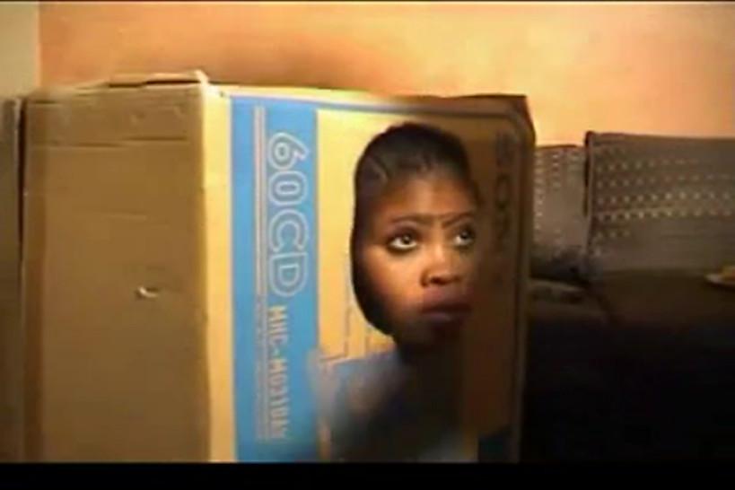 Una cubana haciendo una mamada dentro de una caja