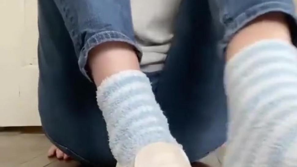 FOOTQUEENBOO sexy teen feet, takes off shoes and socks, self worships feet, oils them up and plays