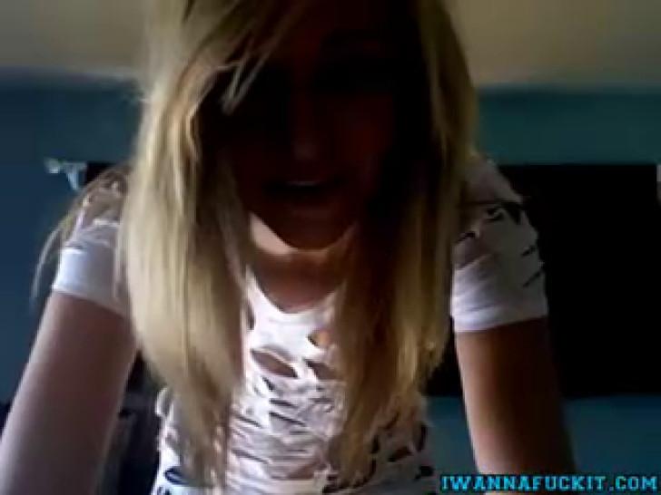 Webcam - Blonde teen teases