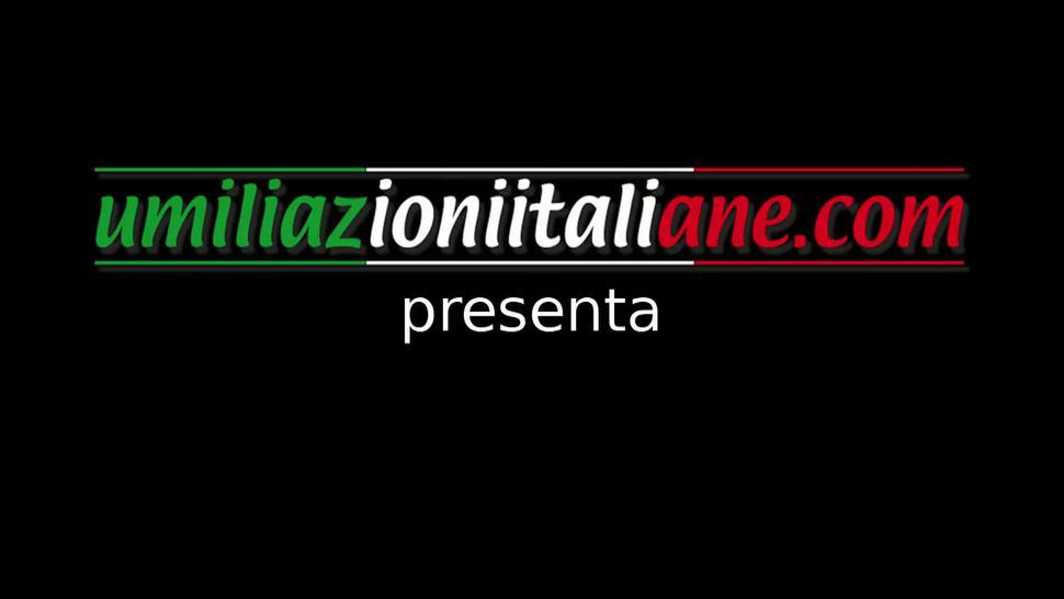 Il Cornuto Annusa Calzini Annusa Piedi e Lecca Piedi Alla Moglie e Lei Bacia L'amante Dialoghi ITA