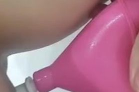 Teen with sexy body insert her tight pussy