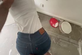 amateur stepmother paints the kitchen in her jeans shorts, so she gets fucked