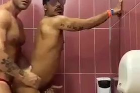 Chacales heteros cogiendo en el baño