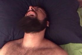 Grosso orso peloso ed arrapato si masturba sudando in camera da letto in estate. Faccia da orgasmo