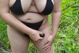 THICC white girl trimmed her bikini-zone outside in public and dont get caught