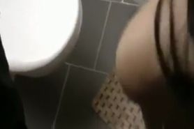 Zwei geile Teens teilen sich einen Schwanz im Badezimmer
