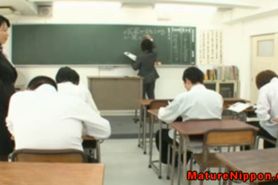 Japanese mature MILF giving head - video 1