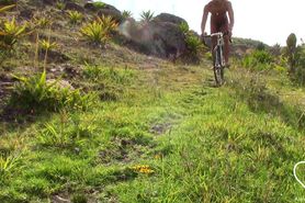 Chico Montando Bicicleta Desnudo, Orina ERECTO + Pajazo Antes de Continuar