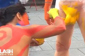 girl painting dick, chica pintando pene