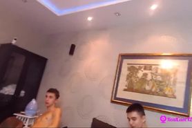 Orgie de russe devant la webcam