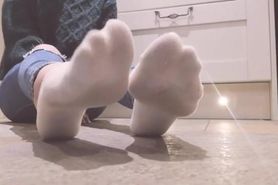 MY DREAM IS TO SMELL AND LICK THESE STINKY AND SWEATY AMAZING FEET (FFMFREAK420)
