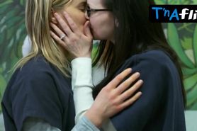 Laura Prepon Lesbian Scene  in Orange Is The New Black