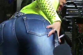 Mature milf showing her amazing ass