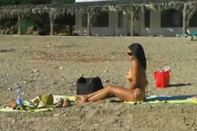 Sneaking on the beach - amateur piss