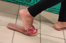 Candid Milf Feet shopping in sandals flipflops with toe ring