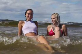 Zishy.com Two Girls One Swimsuit vidéo added Sep 01, 2020
