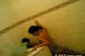 indonesia- ngentot di kamar mandi sambil direkam teman - video 2
