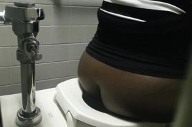 Black woman with big booty piss in public !