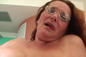 Mature.nl - Maria Theresa is one hot mature slut who loves to tinkle