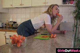 Hot Kim Cumms plays with carrot and squirts.mp4