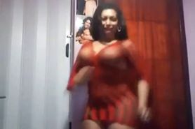 Bootylicious latin babe is dancing and big but shaking