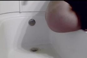 Hot girl desperate to pee caught using bathtub