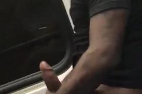 Negro Pajeandose en el Metro