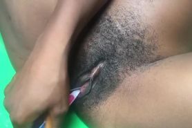 HAIRY EBONY TEEN USES TOOTHBRUSH AND SQUIRT MASSIVELY