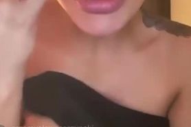 Amberrhoneyy shows tits on ig live