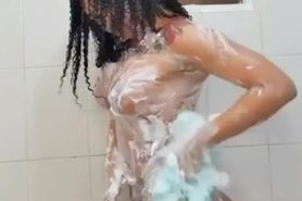 Cantante Dominicana bañándose desnuda