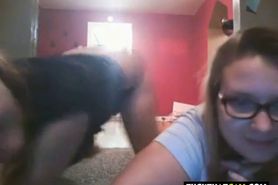 2 nenas en la webcam