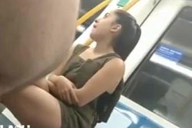 Nena viendo pito en tren