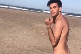 Va a una playa nudista con su amigo y se lo folla - Seba Terry