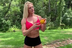 Vascular Amazon crushes fruit with her ripped muscles! So sexy!