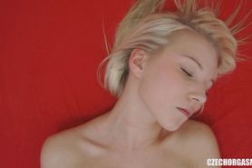Blonde Teen Reaches Orgasm