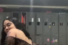 Ebony stripper shakes ass