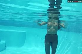Diana Kalgotkina dildoing herself underwater