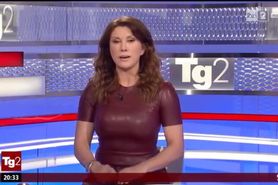 Giornalista con tette grosse presenta il TG nazionale con un vestito in latex rubber