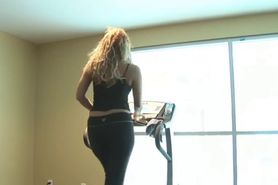 Work-Out Slut Blows Her Trainer
