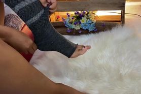 Danna se chupa los dedos del pie mientras se da un masaje.