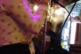 Chica follando borracha en un bar