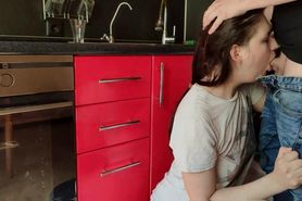 Younger stepsister sucked and gave to screw herself in a tight pussy in the kitchen
