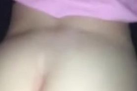 Mi novio me penetra mi pequeña vagina con su enorme verga