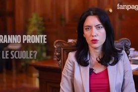 Lucia Azzolina lo mette in culo agli studenti - Video in italiano