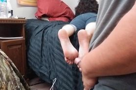 jerking to her toe spread cum on soles