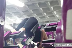 Candid ass  cleavage - gym girl bent over in tights