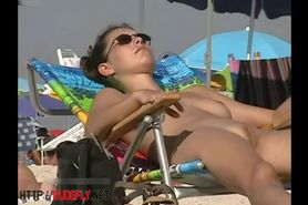 NUDIST VIDEO - A lovely chick in a nude beach spy cam video