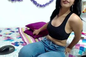 Cute Latina Webcam Model Evelinwood in Tight Jeans